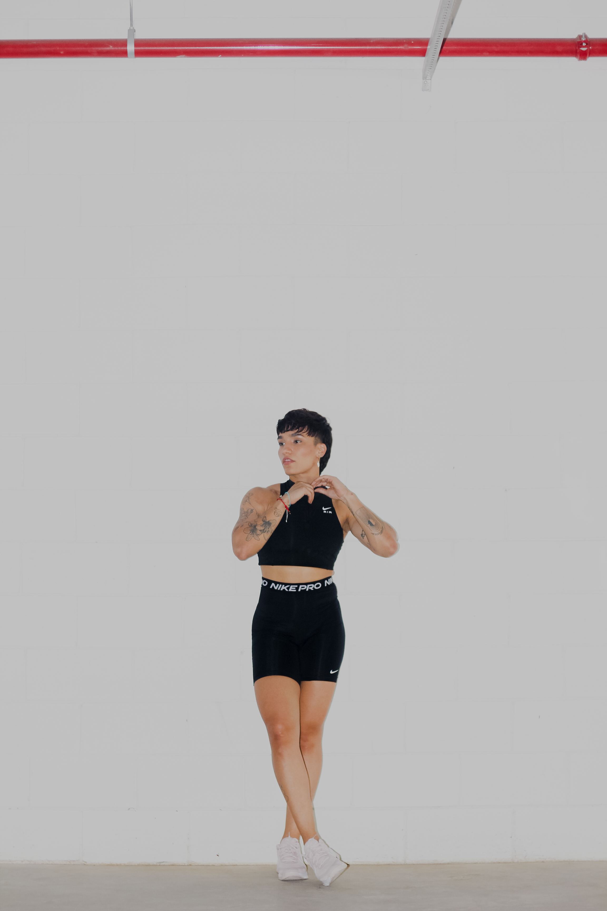 Treinadora em foto com fundo de grade